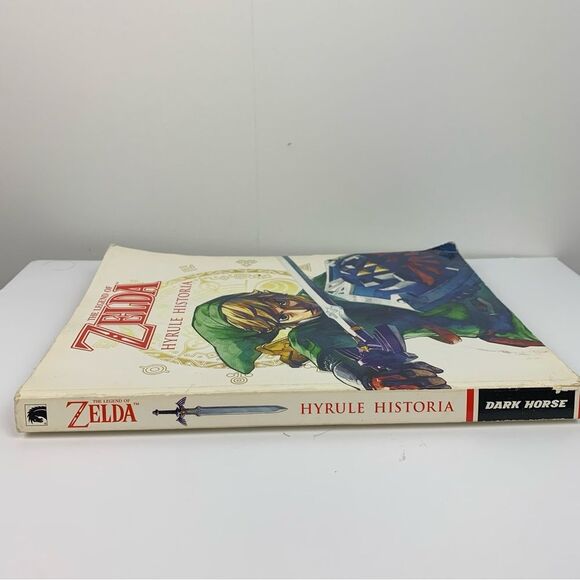 The Legend Of Zelda Hyrule Historia Dark Horse Softcover Paperback Book Nintendo - Picture 8 of 8